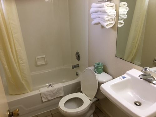 Colonade Motel Ист-Виндзор Экстерьер фото